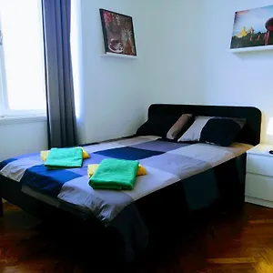 Apartman Center Park And, Póla