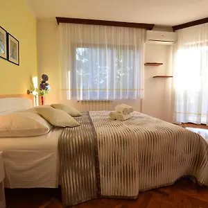 Apartman Nena, Póla