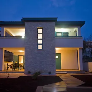 Apartman And Dama, Póla