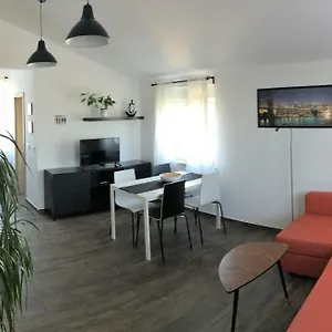 Apartman Fine & Shine, Póla
